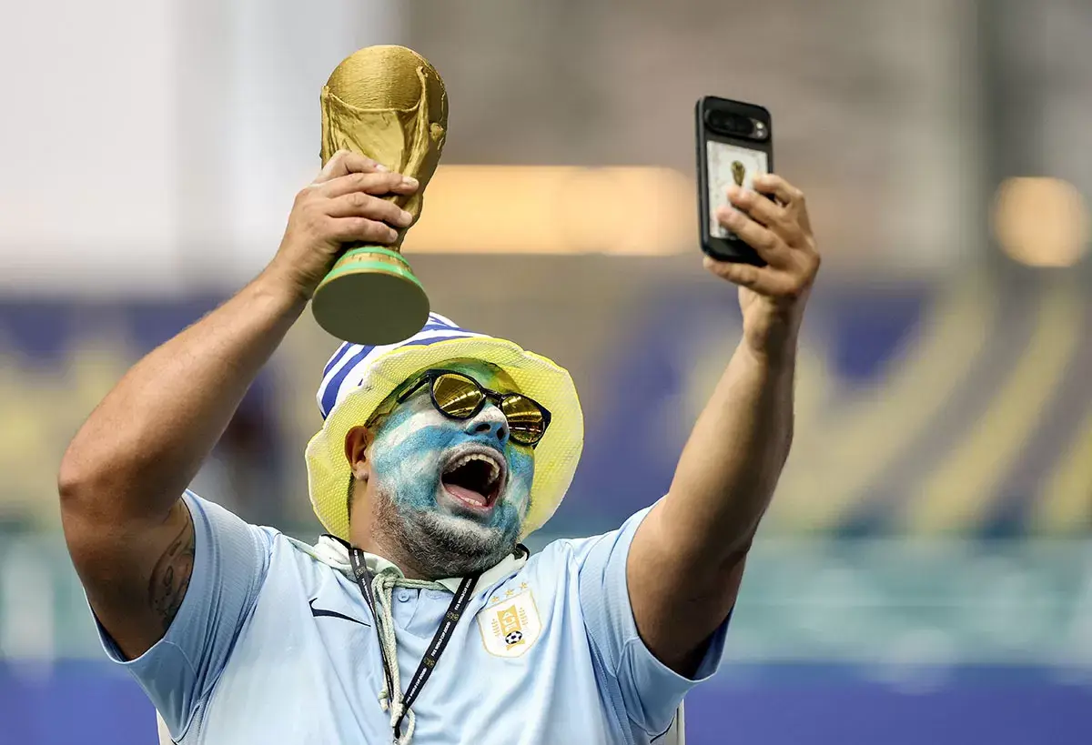 El mundo detenido por un balón - Semanario Brecha