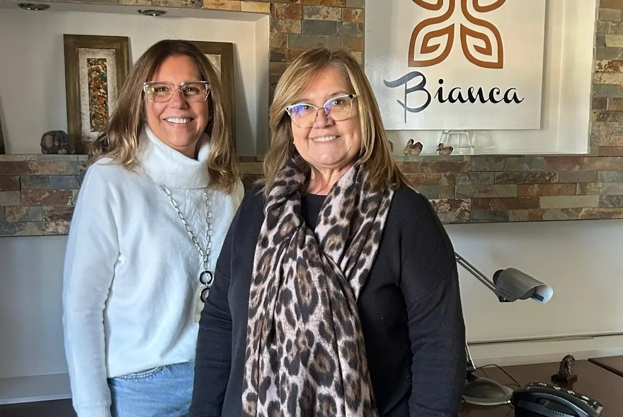 Las carteras artesanales de modelo único que crearon dos amigas sanduceras y que hoy les llenan el alma