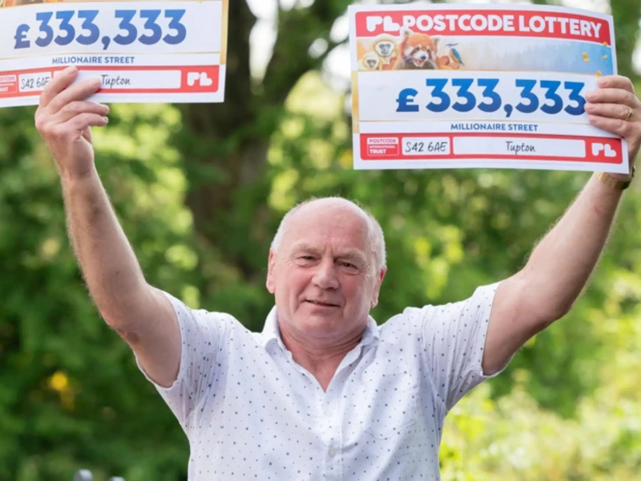 Un jubilado compró dos boletos de lotería por error y ganó un premio doble de casi US$ 900.000