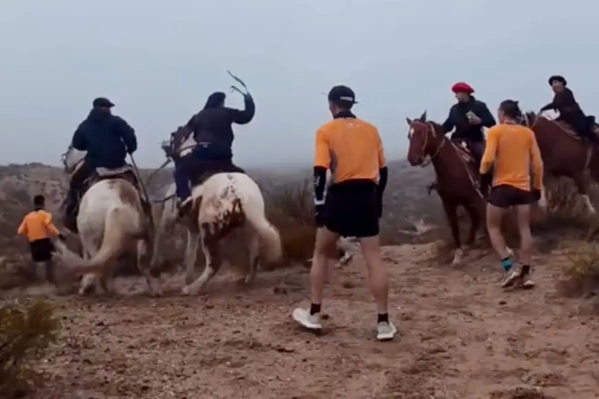 Jinetes atacaron con boleadoras a corredores en una competencia de trail running en Argentina