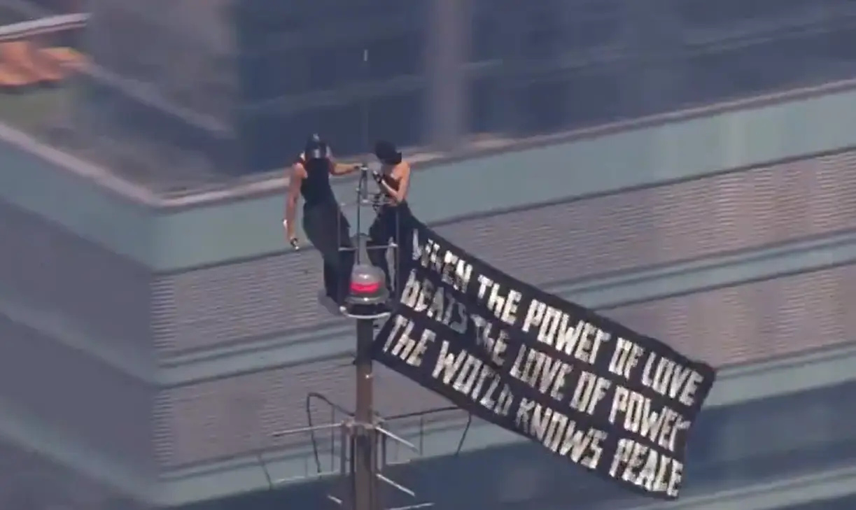 Insólito pedido de matrimonio: escaladores treparon a la cima del Empire State Building y desplegaron pancarta
