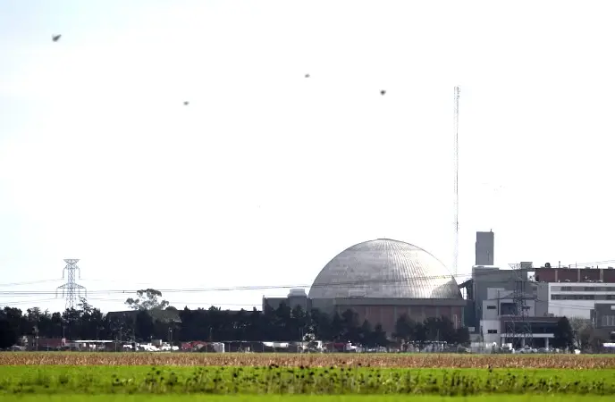 Gobierno argentino construirá un reactor nuclear: ¿Dónde estará ubicado y a qué distancia quedará de Uruguay?