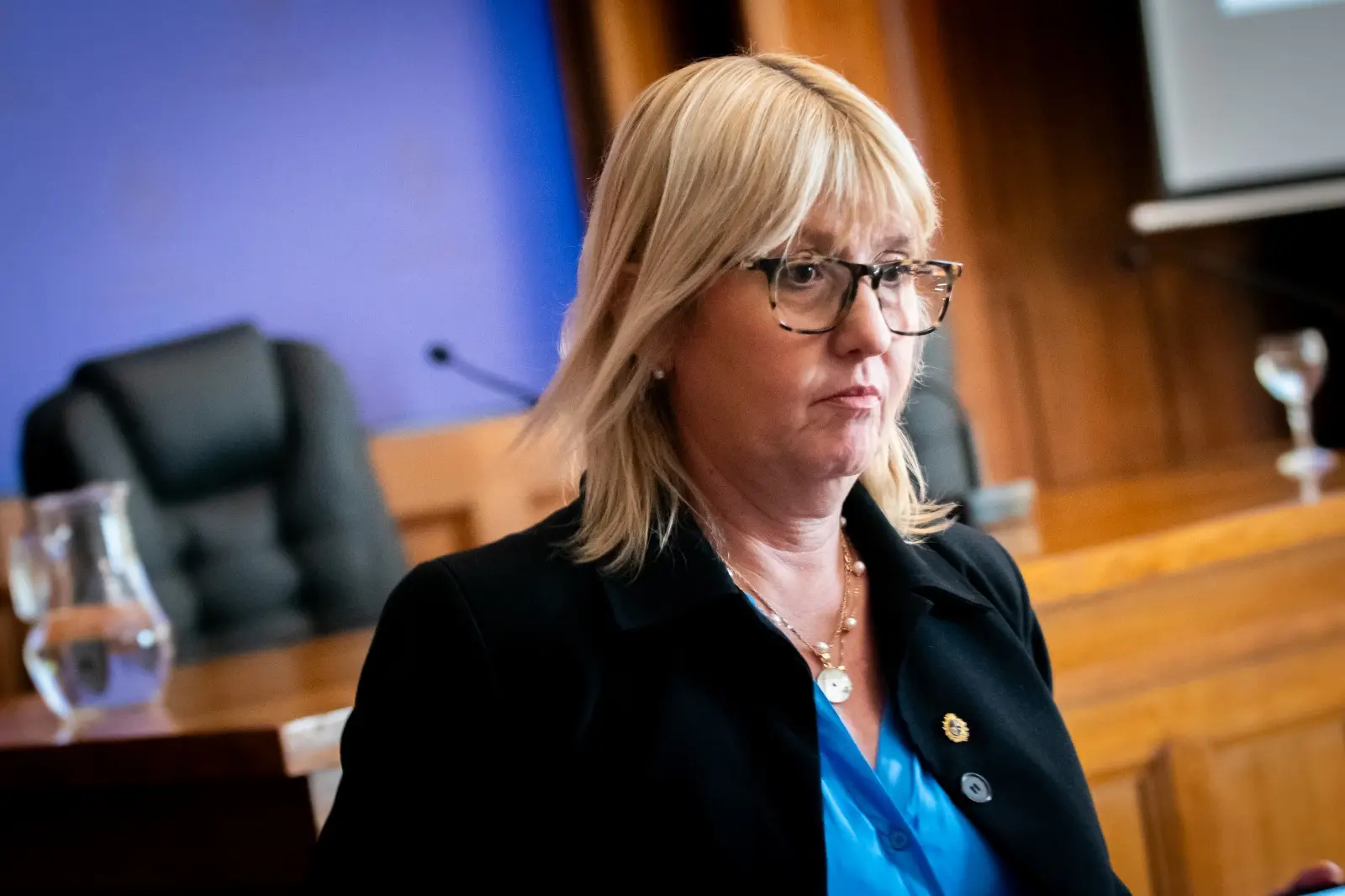 Caso de mala praxis obliga a Lustemberg a volver al Parlamento mientras en la oposición ya le piden la renuncia