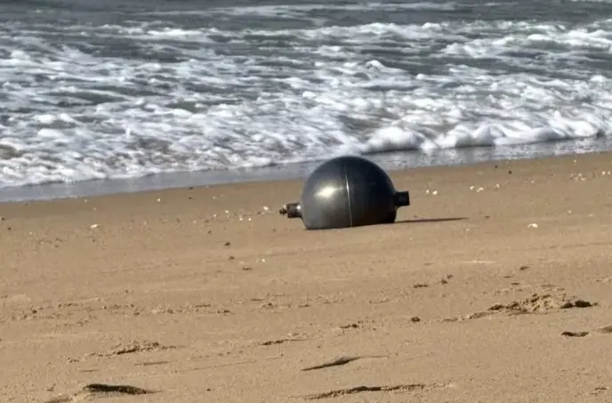 Qué son y por qué aparecieron unas misteriosas esferas metálicas en las playas de Australia