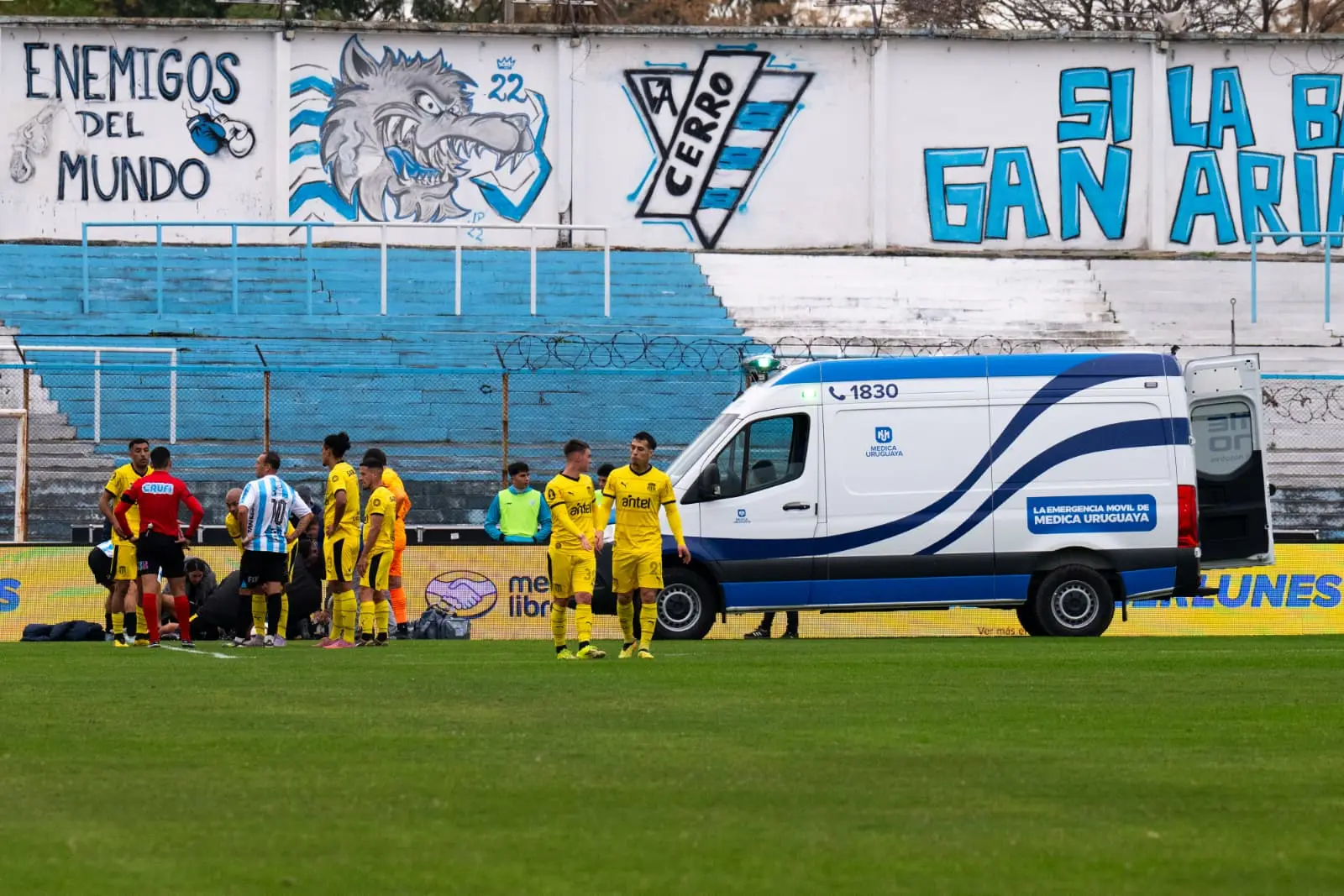 "¡Me quebré!": el grito de Augusto Cambón que se fue en ambulancia del partido Cerro-Peñarol en el Tróccoli