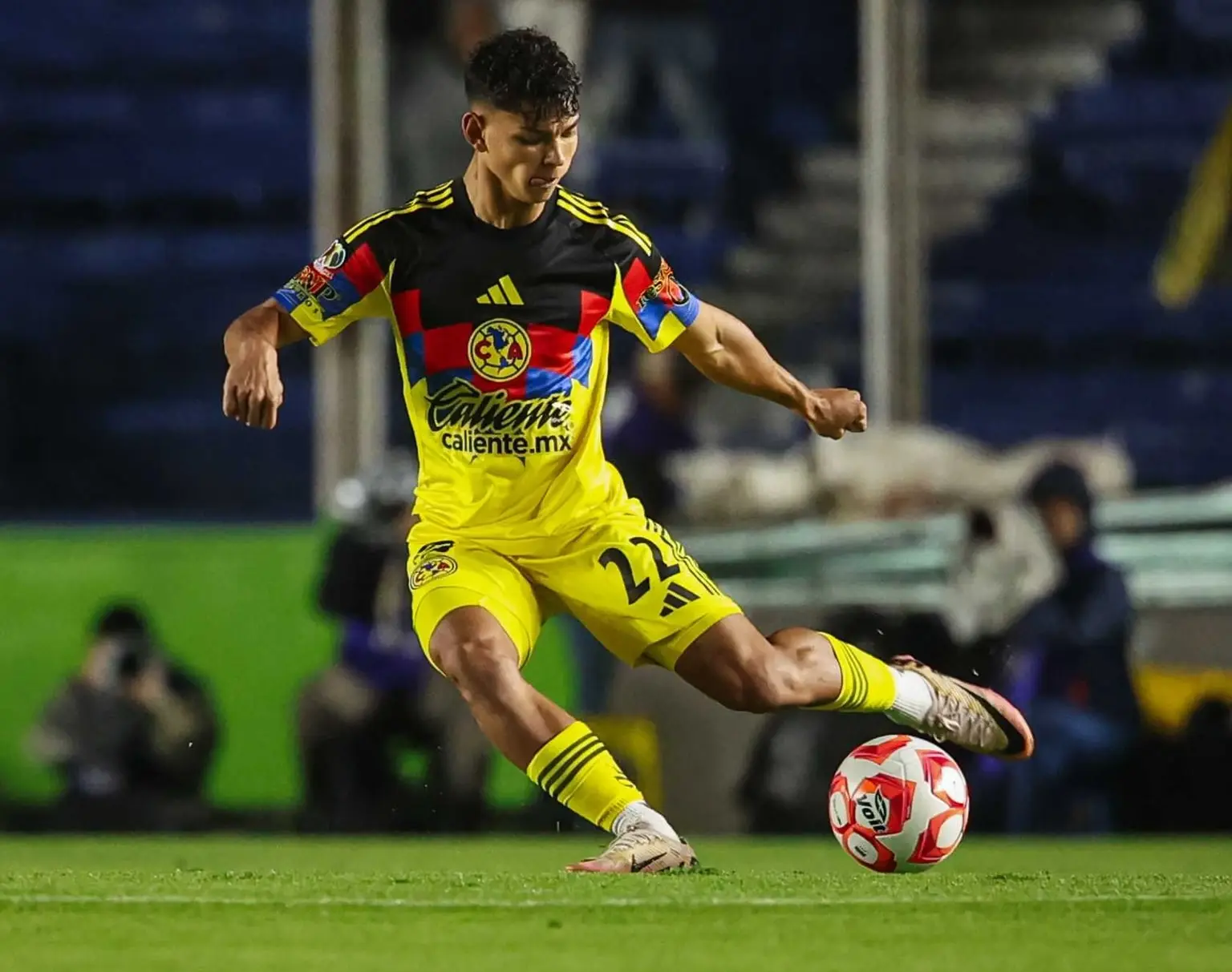 La historia de Thiago Espinosa: los millones que pagó América a Racing por el lateral que se fue libre de Peñarol