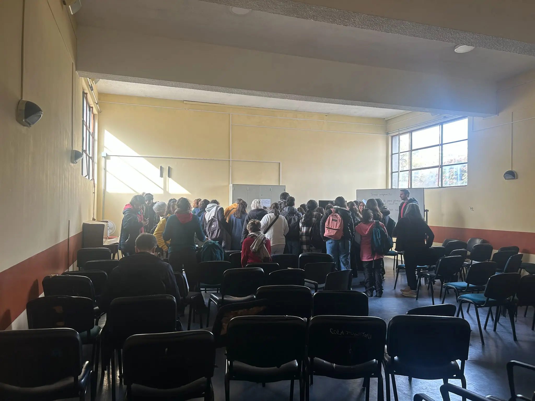 Una asamblea de profesores por dentro: quejas por ChatGPT, rechazo a la virtualidad y caos en el Dámaso
