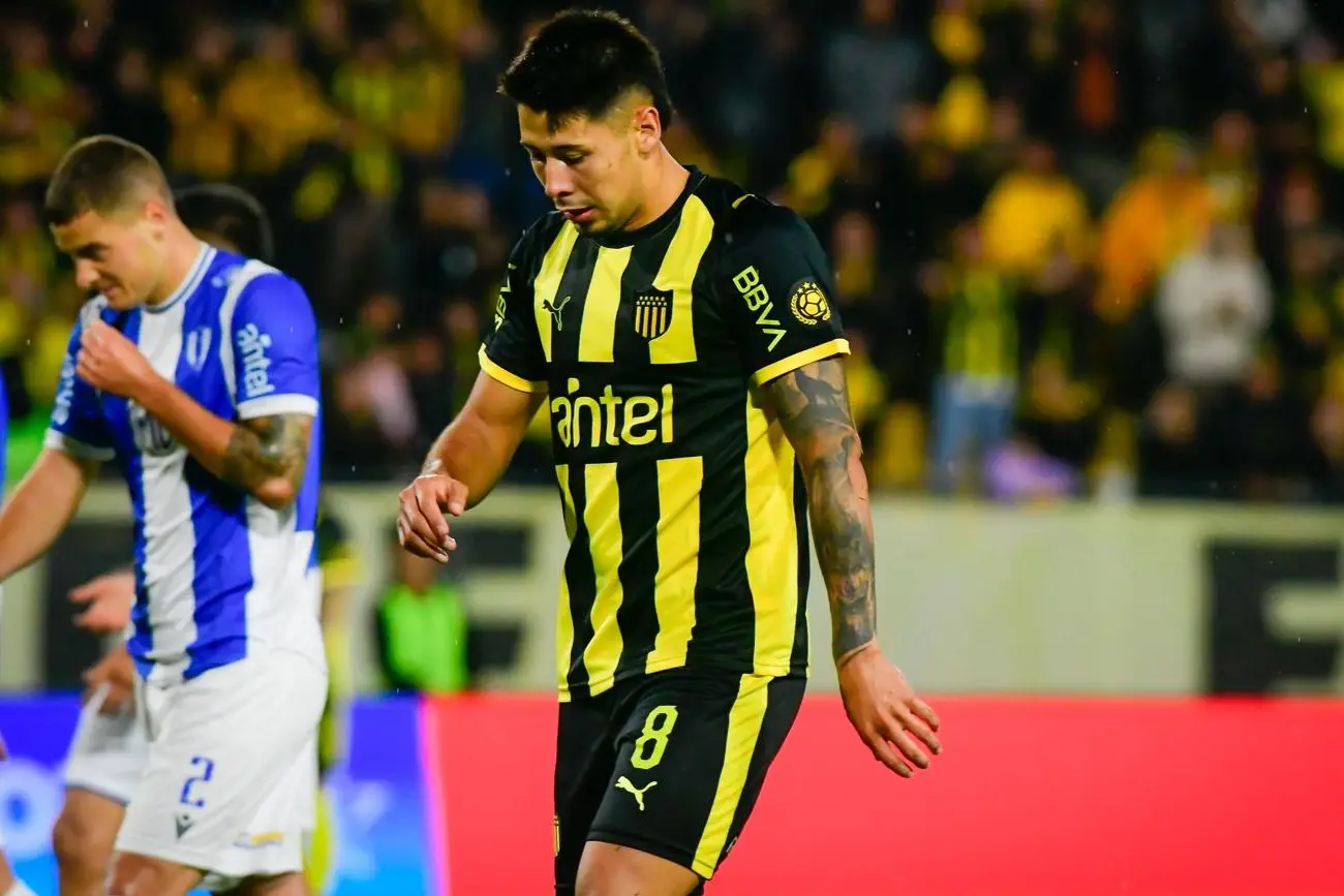 Las lesiones no dan tregua en Peñarol: el "Indio" Fernández se sintió y quedó afuera del partido con Corinthians