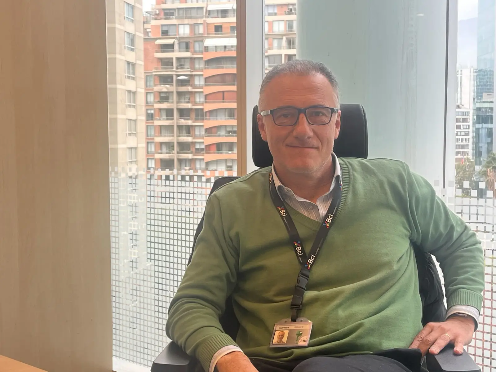 Es oriundo de Mercedes, hizo carrera en Microsoft y hoy lidera en tecnología en un banco chileno internacional
