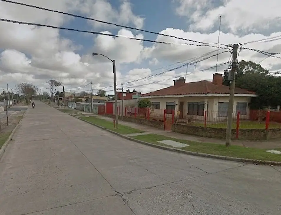 Acribillaron a un hombre dentro de un auto en Montevideo: el vehículo recibió más de 20 disparos