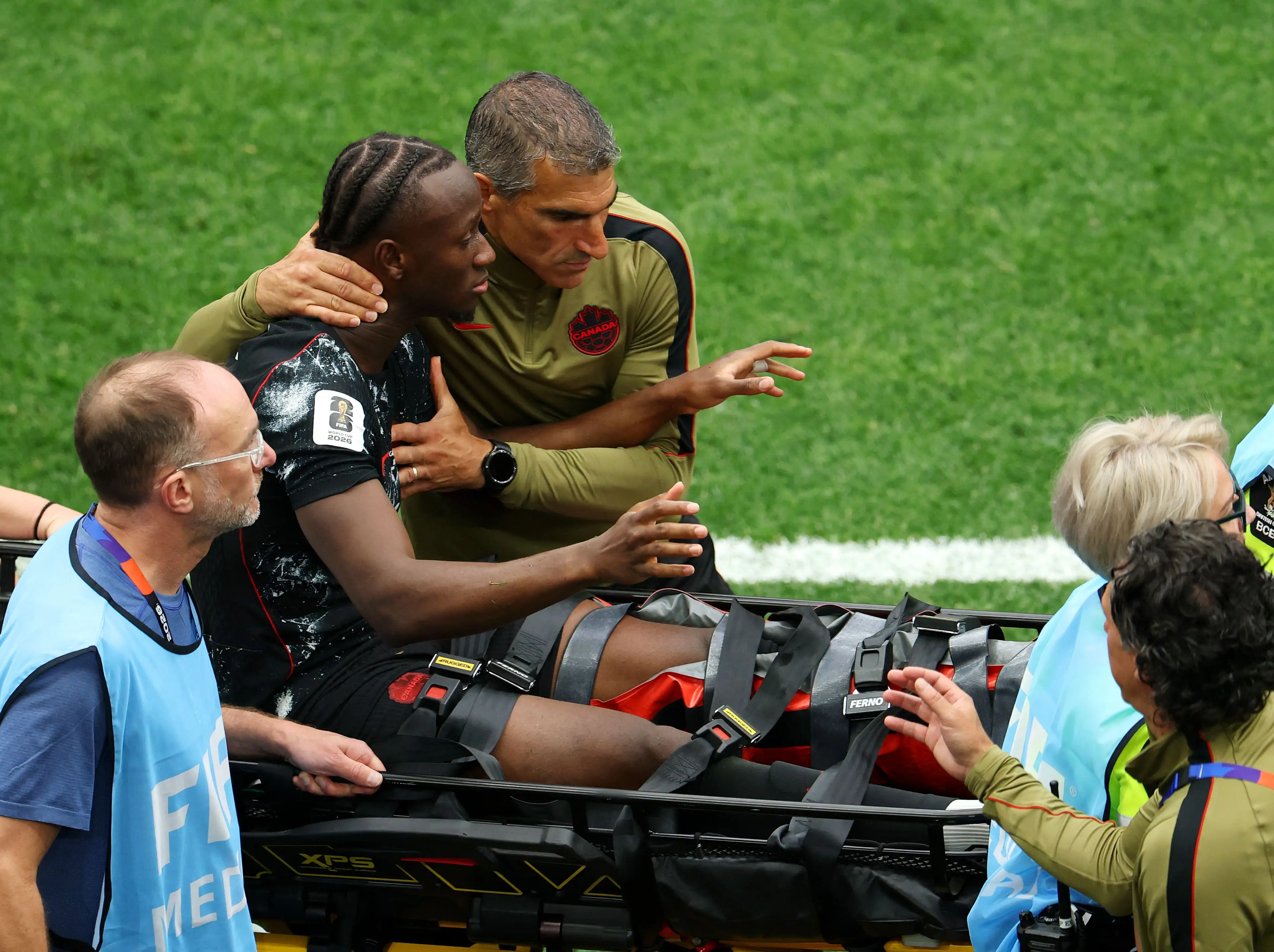 La dura lesión de Koné en Canadá vs. Qatar que llevó a una roja y a que ingresara la camilla para retirarlo