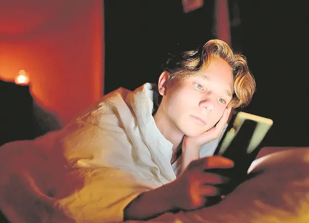 La generación que nunca desconecta tampoco duerme: cómo el celular altera el sueño adolescente
