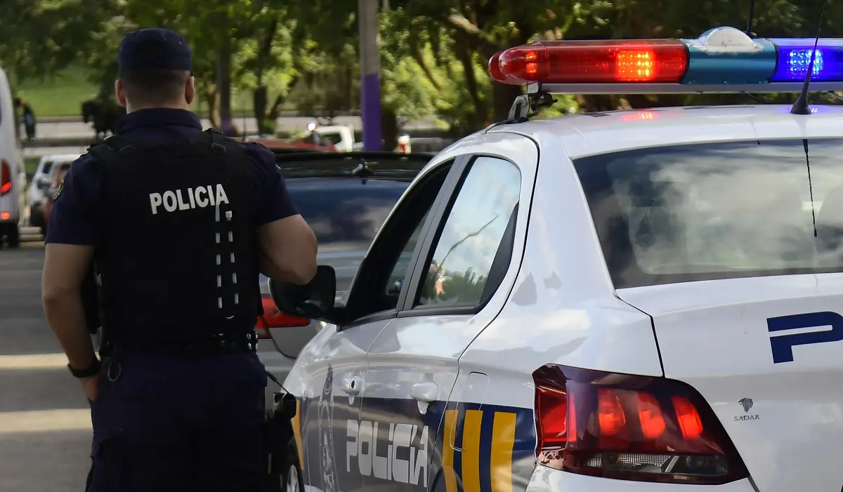 Detuvieron a un policía tras una persecución en Punta de Rieles: le incautaron un arma requerida por hurto