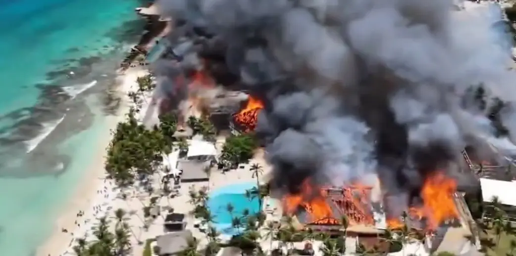 Voraz incendio en un hotel de República Dominicana dejó una turista fallecida y diez heridos