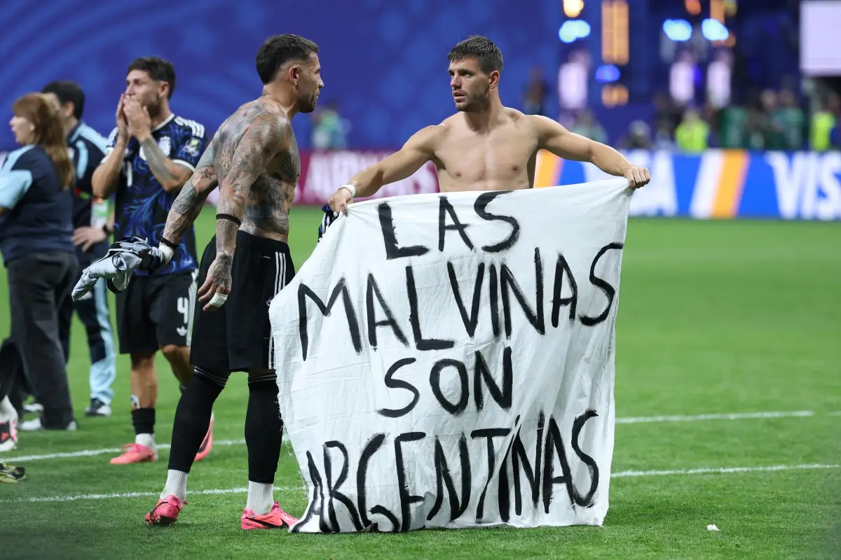 "Las Malvinas son argentinas": la bandera que mostraron los jugadores tras el triunfo ante Inglaterra