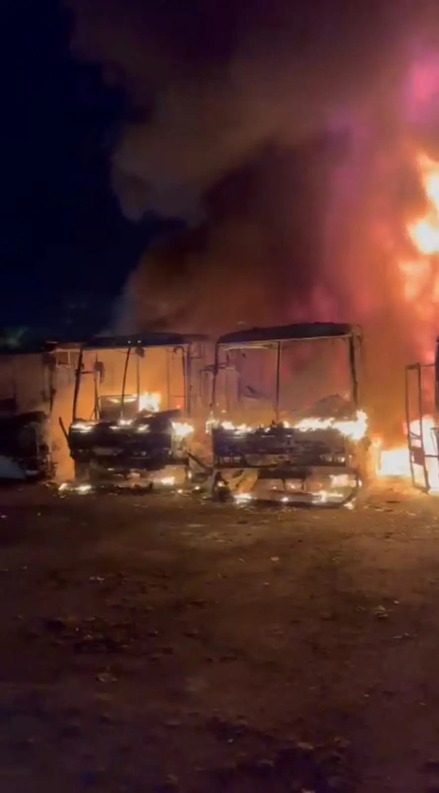 Incendio en un depósito en Canelones: cuatro ómnibus quedaron totalmente calcinados en Pando