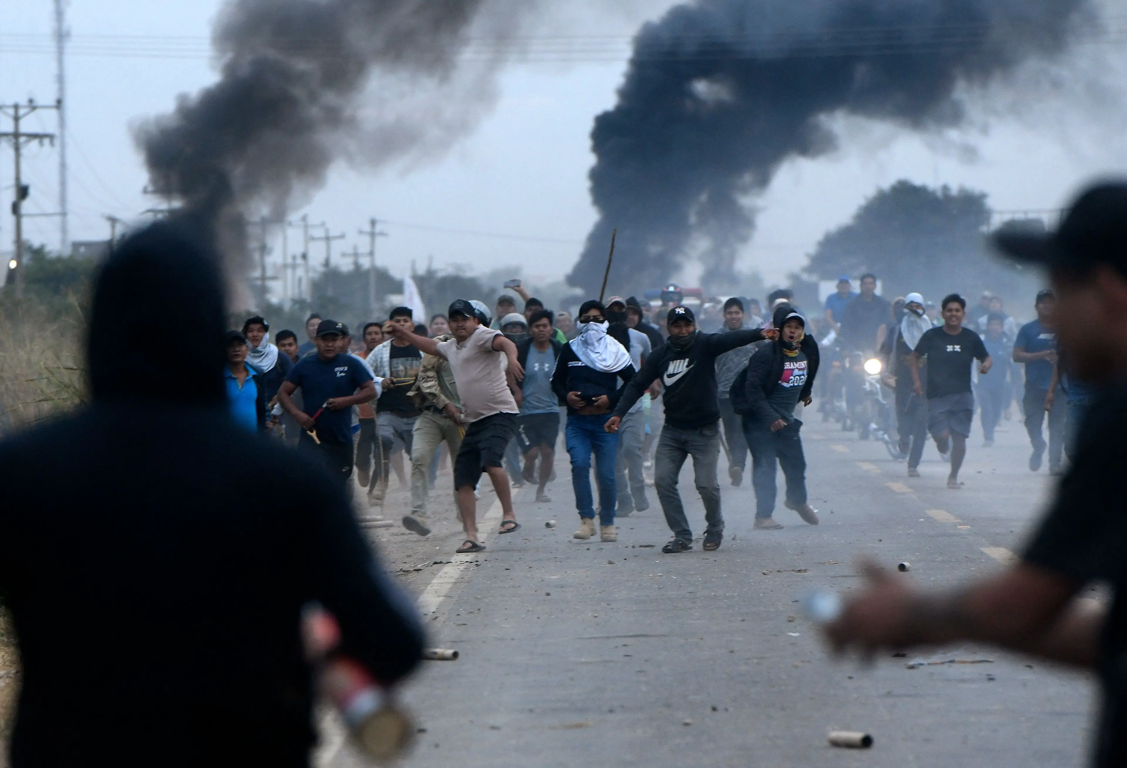 Bolivia: manifestantes respondieron con piedras y palos a la Policía antimotín que lanzó gases lacrimógenos
