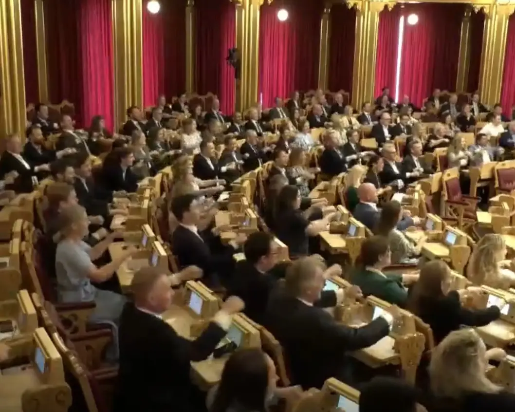 El Parlamento de Noruega "remó" al estilo vikingo para apoyar a su selección en el Mundial