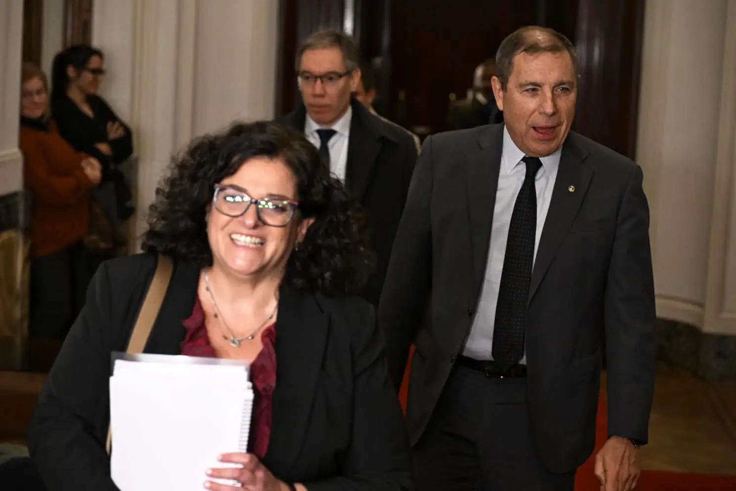Gobierno ajusta recursos en Colonización, viajes y vacantes para reasignar a seguridad, educación y gente en calle