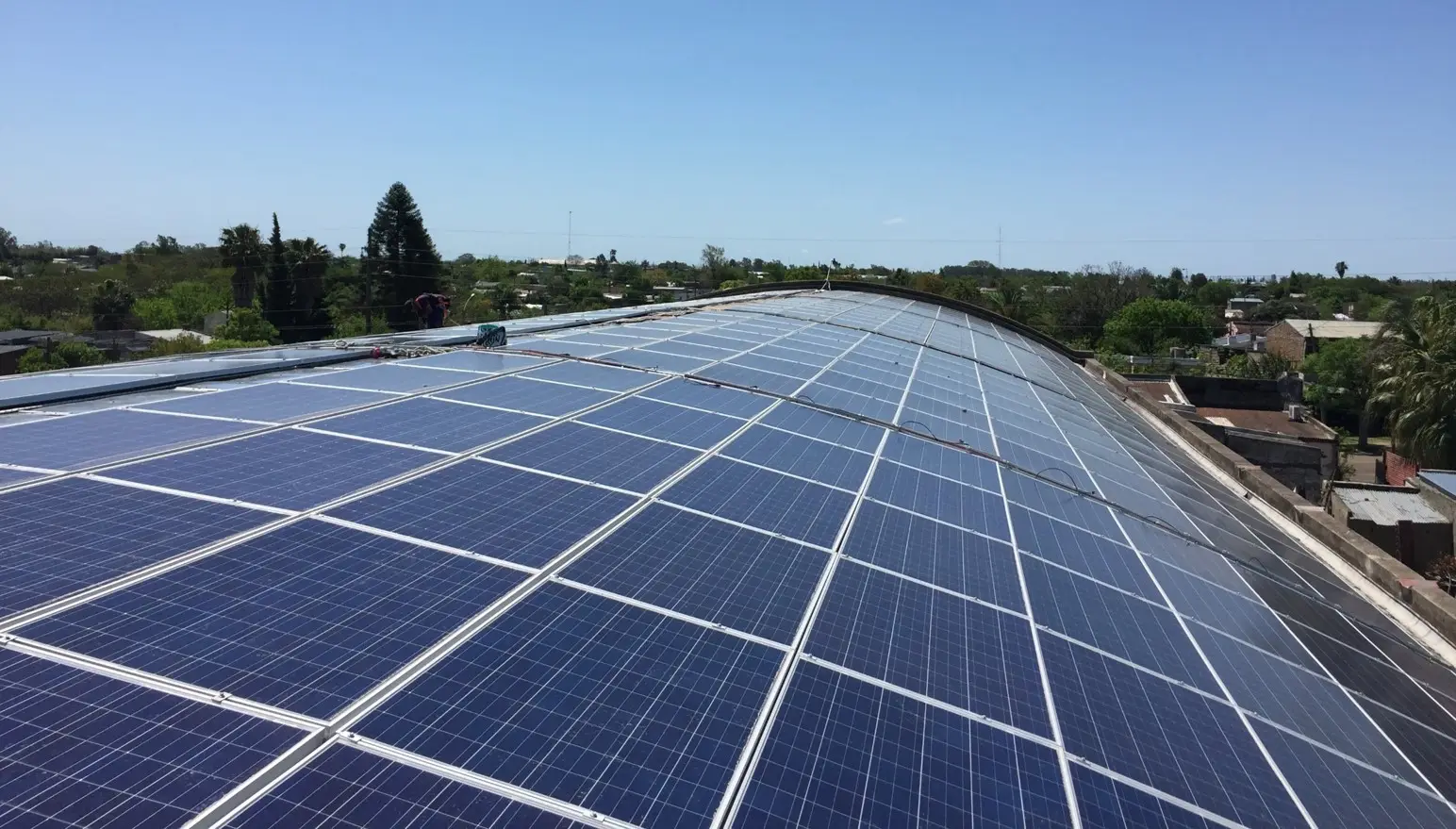 UTE estudia donar 200 paneles solares a Cuba y oposición sale al cruce: "El embajador se lleva su parte"