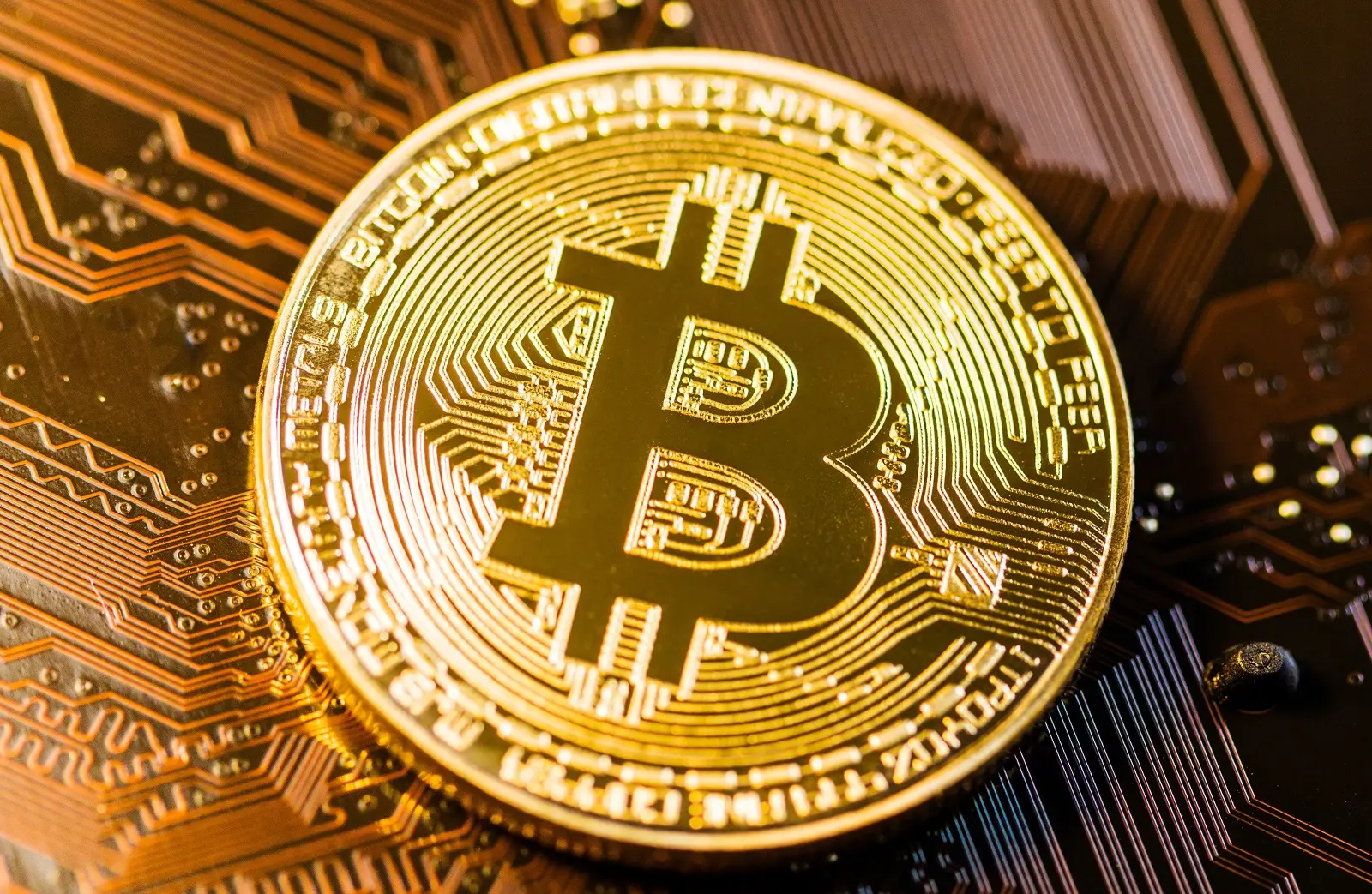 Qué explica el desplome del precio de Bitcoin tras tocar su máximo histórico en el mercado