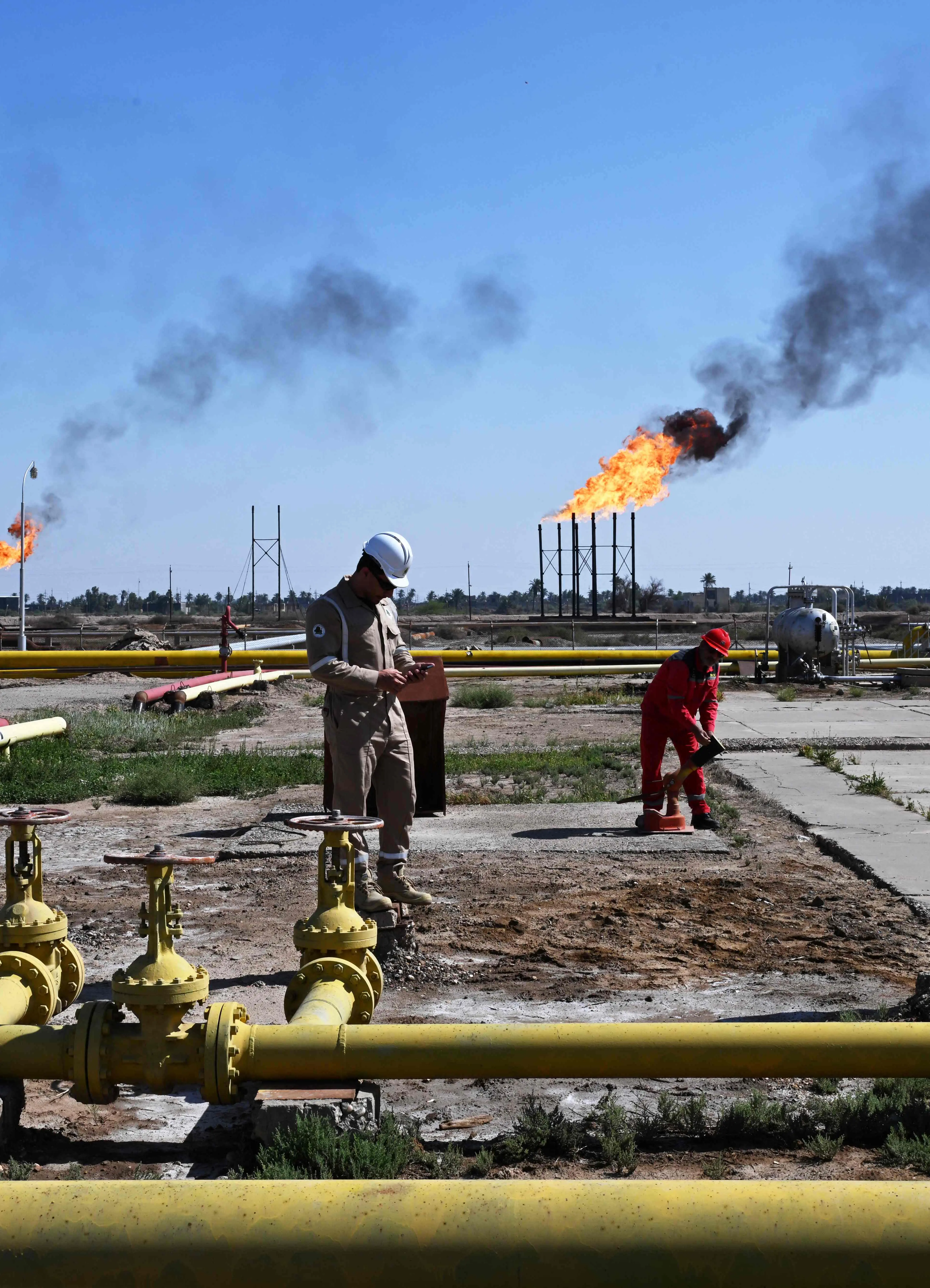Los precios del petróleo fluctúan tras una semana de hostilidades que paralizan el transporte marítimo en el Golfo