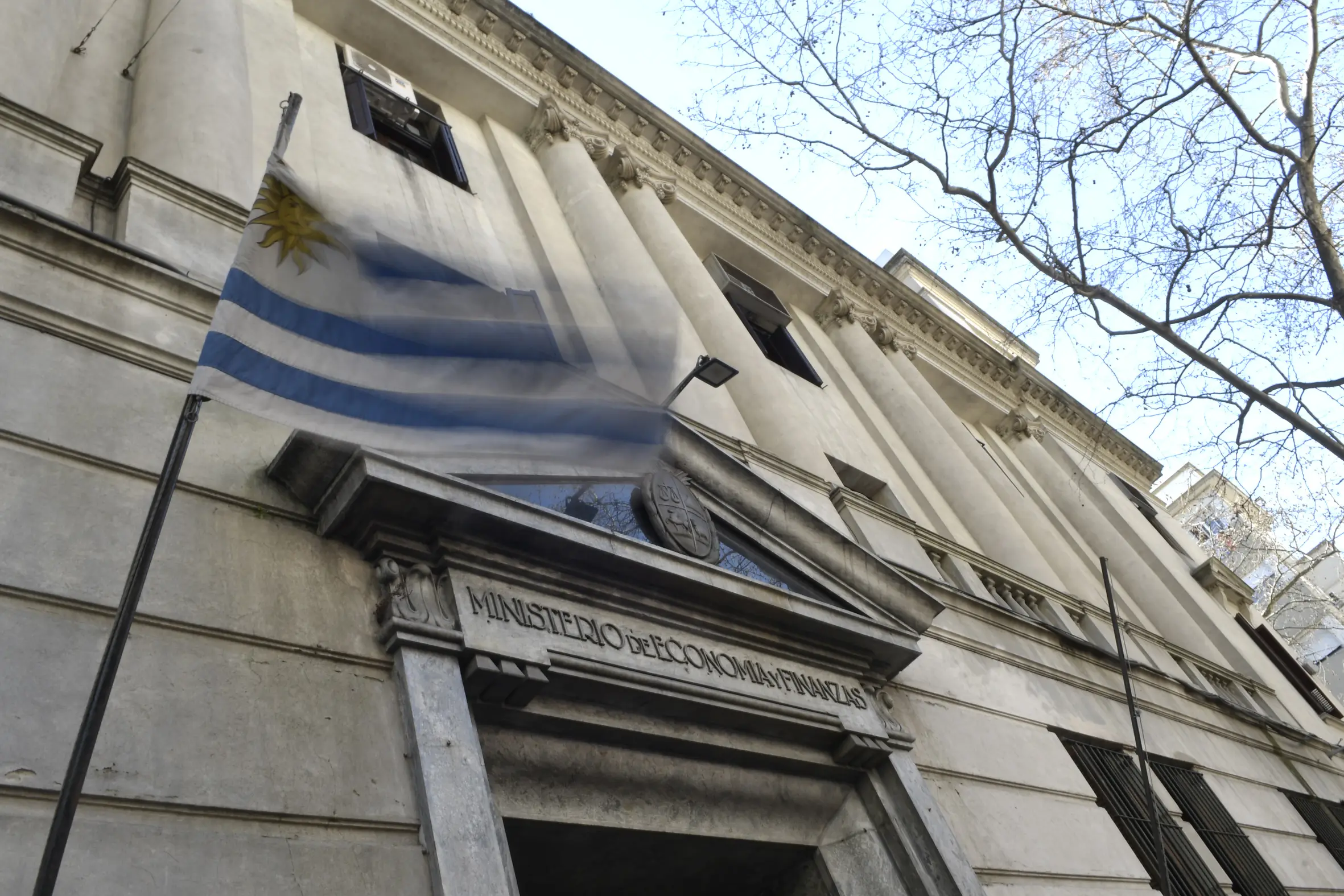 Nuevo llamado laboral en el MEF con sueldo de $ 64.900: requisitos y cómo inscribirse