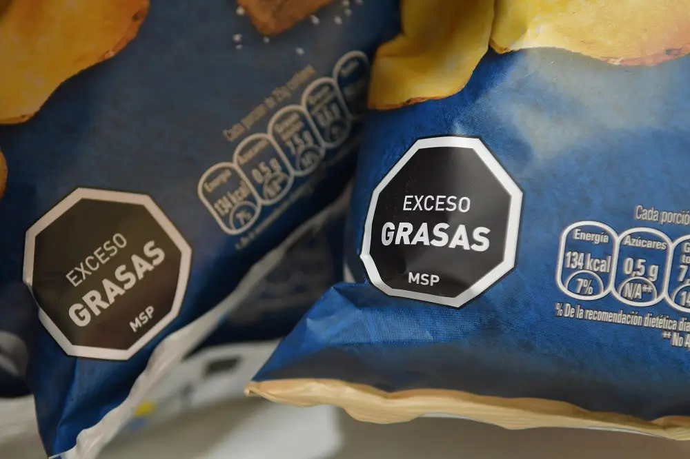 Prohibición de productos con octógonos en escuelas y liceos: cantineros dicen que compran afuera o piden delivery