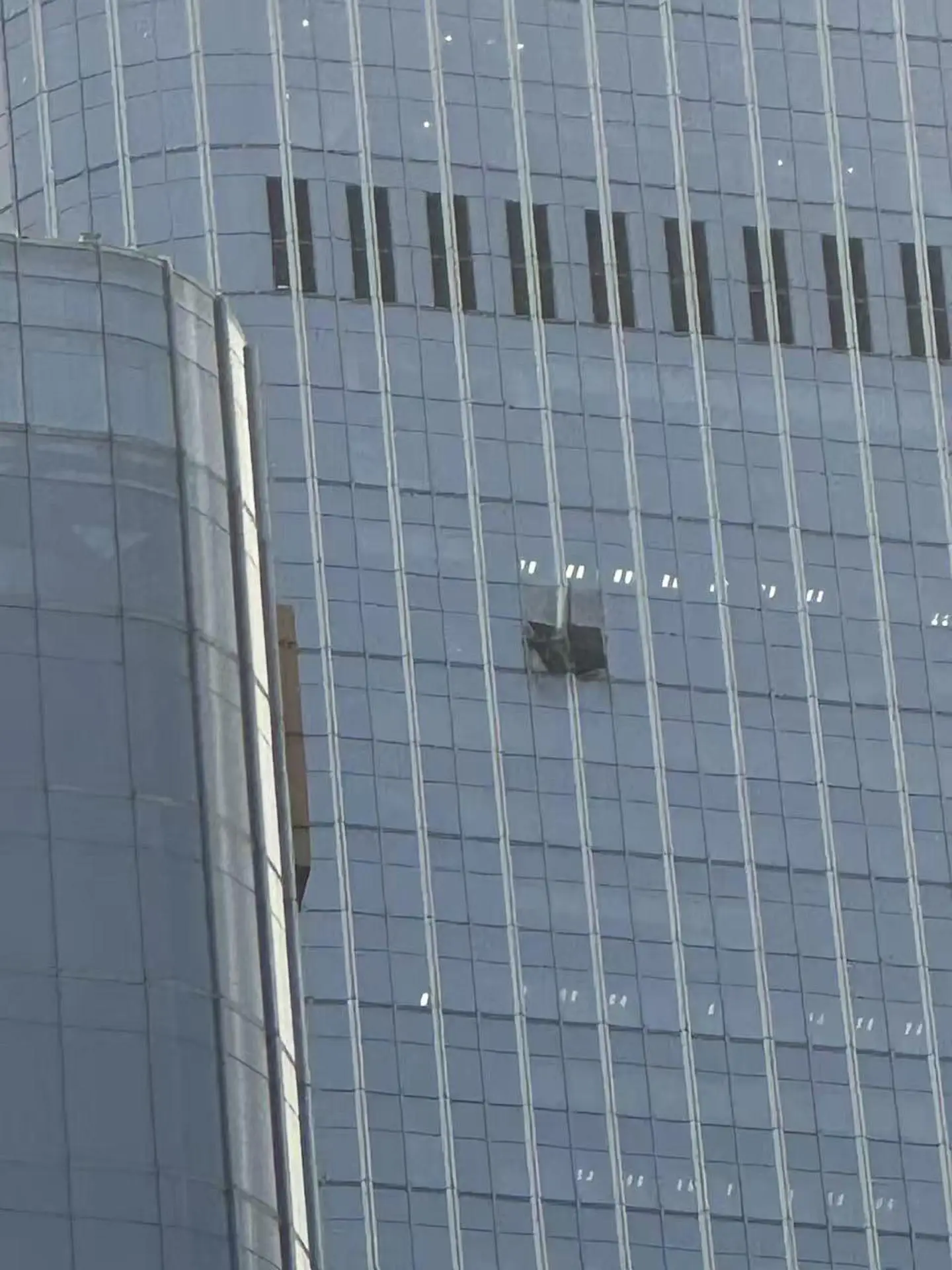 Aeronave se estrella contra el edificio más alto de Pekín: "Le pidieron a la gente que no mirara"