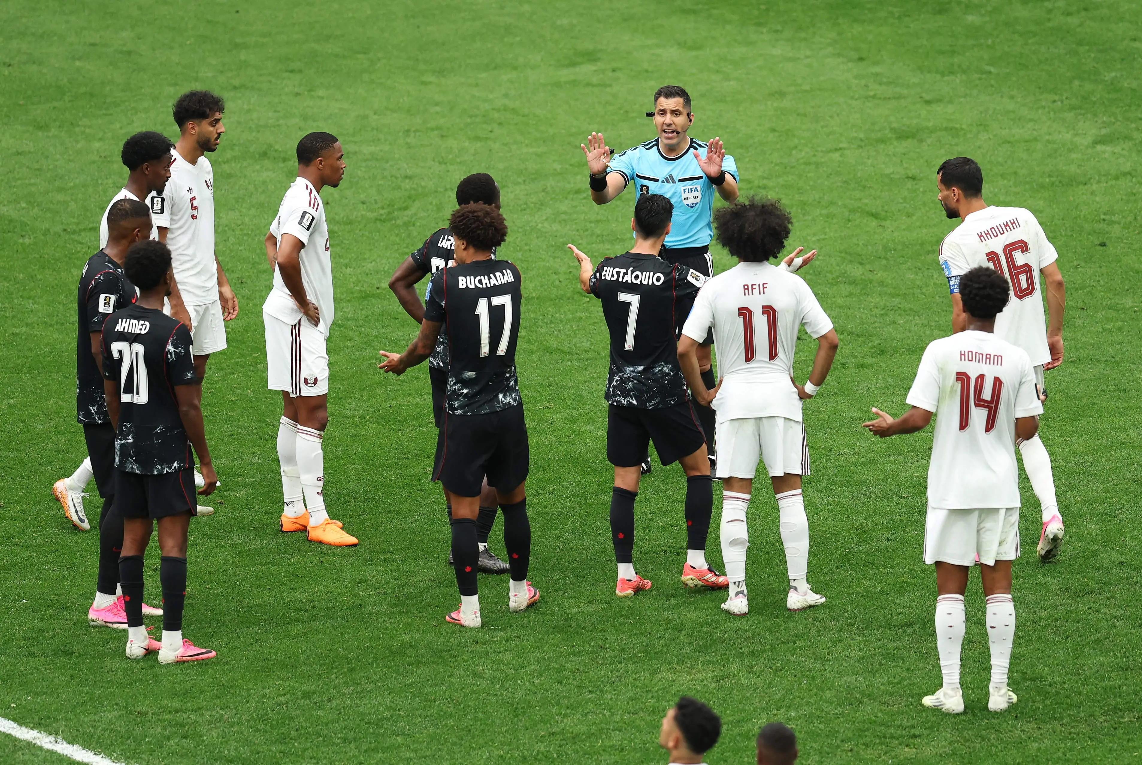 Polémica en el Canadá vs. Qatar: el cambio de decisión del árbitro y la roja directa para Homam Al-Amin
