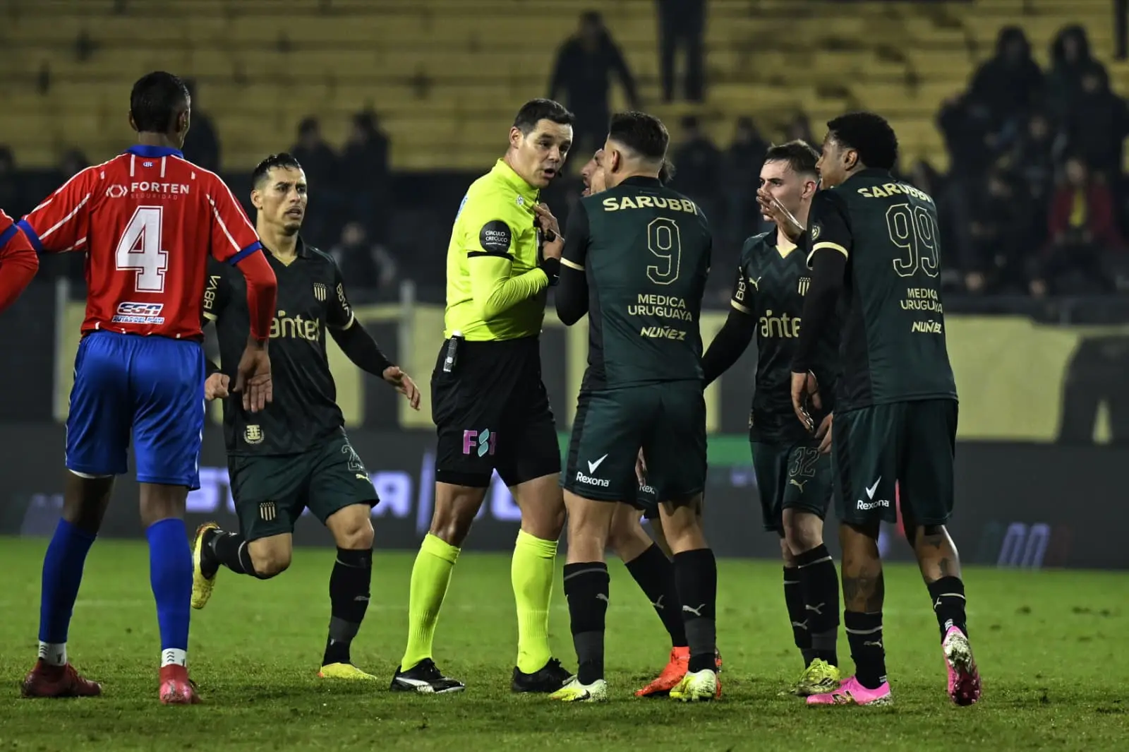 Publicaron los audios del VAR del Peñarol vs. Central Español: del "qué estás mirando" de Arezo a las rojas