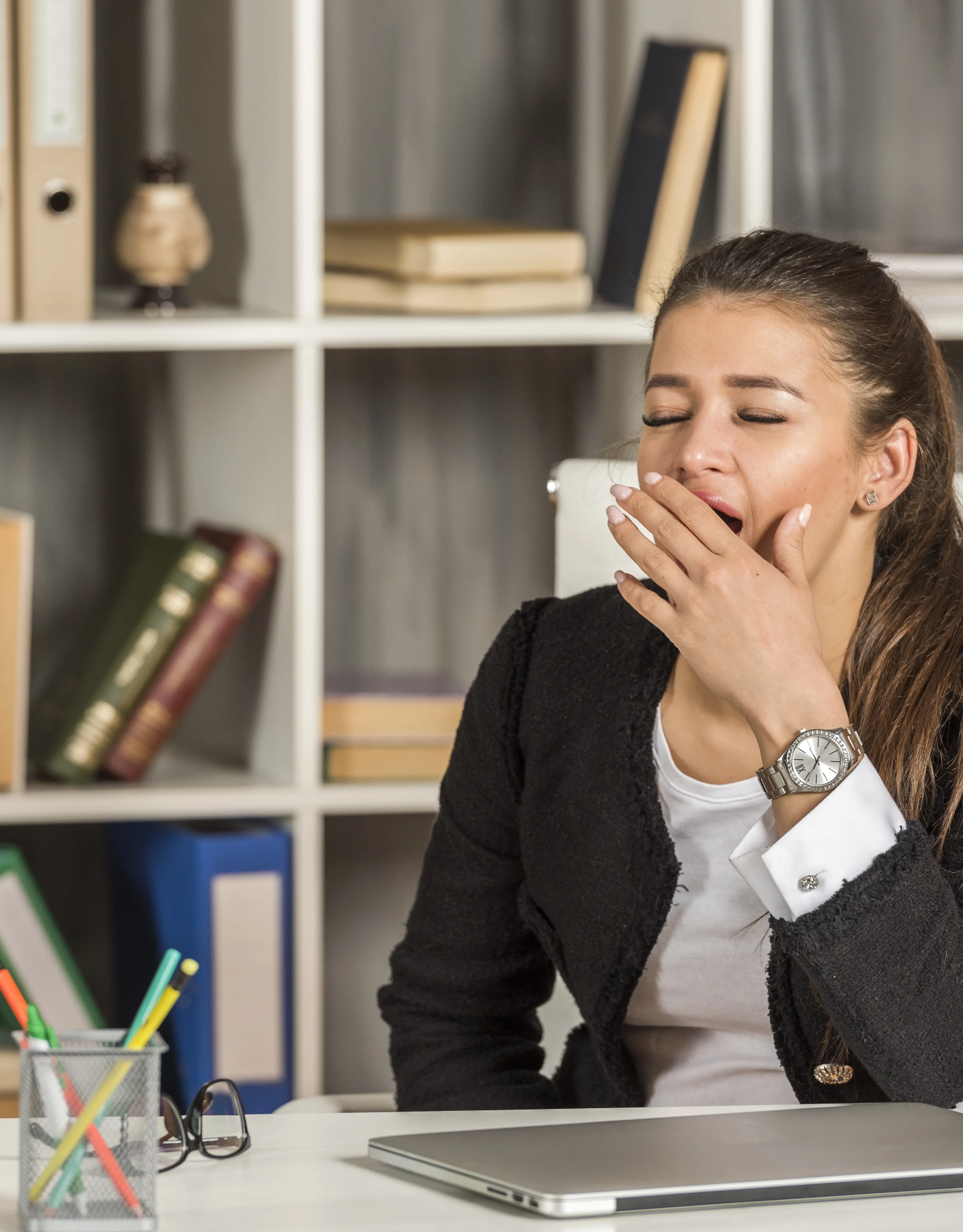 ¿Bostezás mucho durante el día? No siempre es falta de sueño: qué puede indicar este síntoma