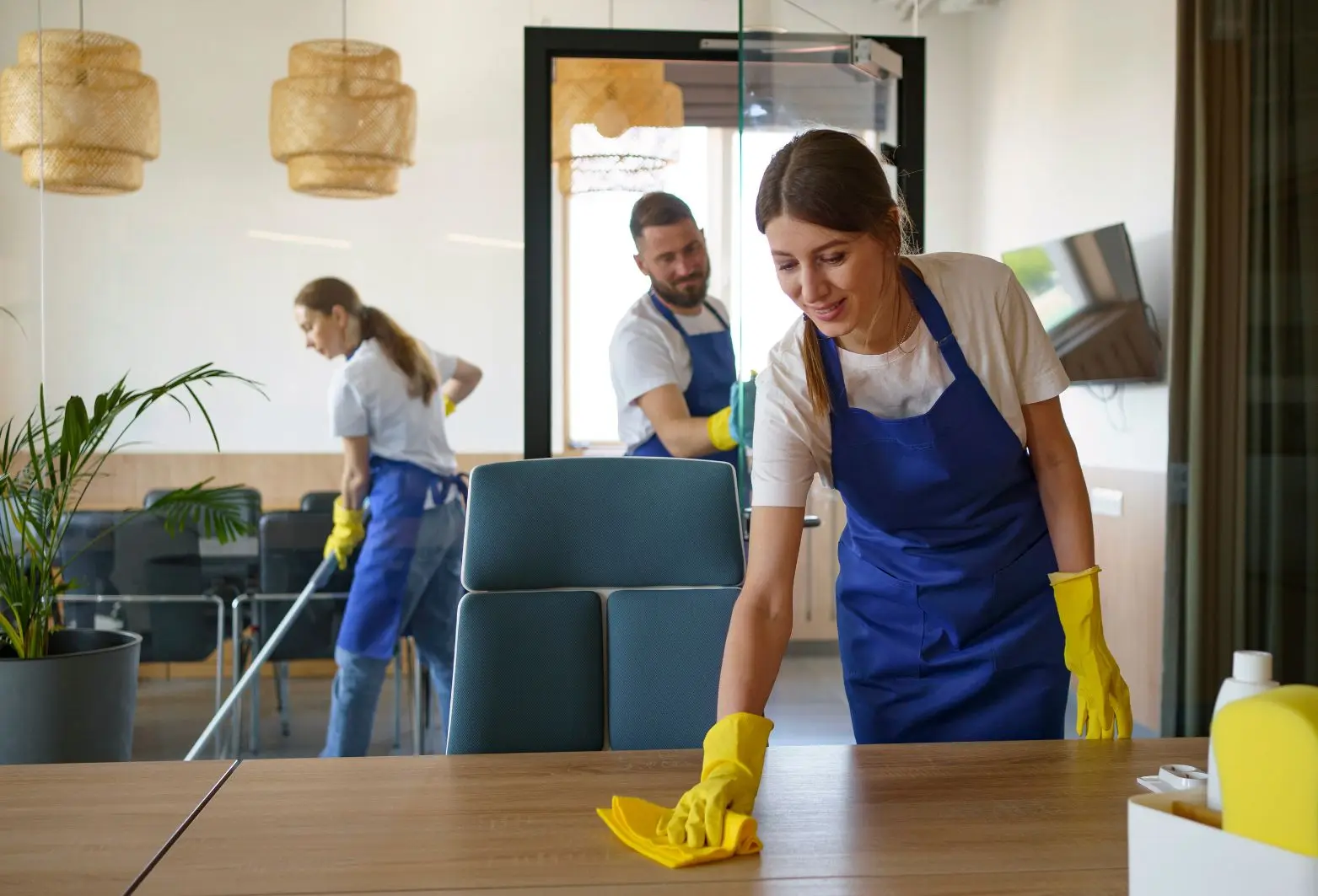 Nuevas categorías y salarios mínimos del sector doméstico rigen desde hoy 1º de julio: claves para empleadores