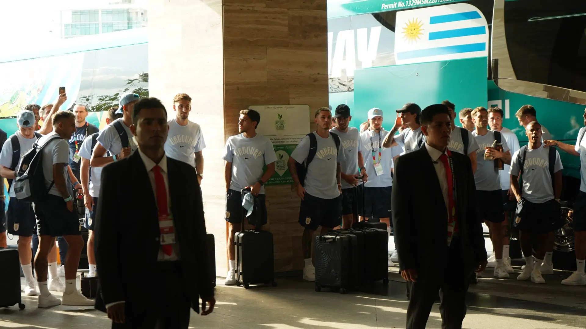 La selección de Uruguay llegó a Guadalajara entre cánticos de: "Cueste lo que cueste, tenemos que ganar"
