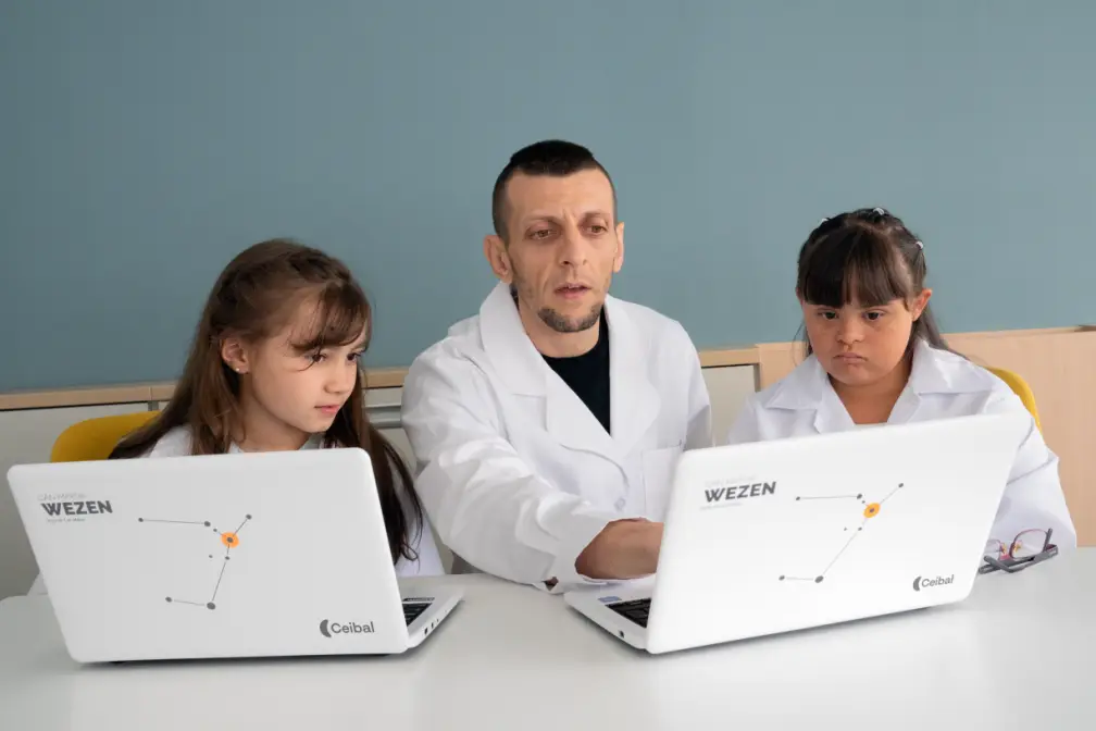 Más de 2.000 docentes de la educación pública pidieron el paquete de IA de Google que Ceibal ofrece gratis