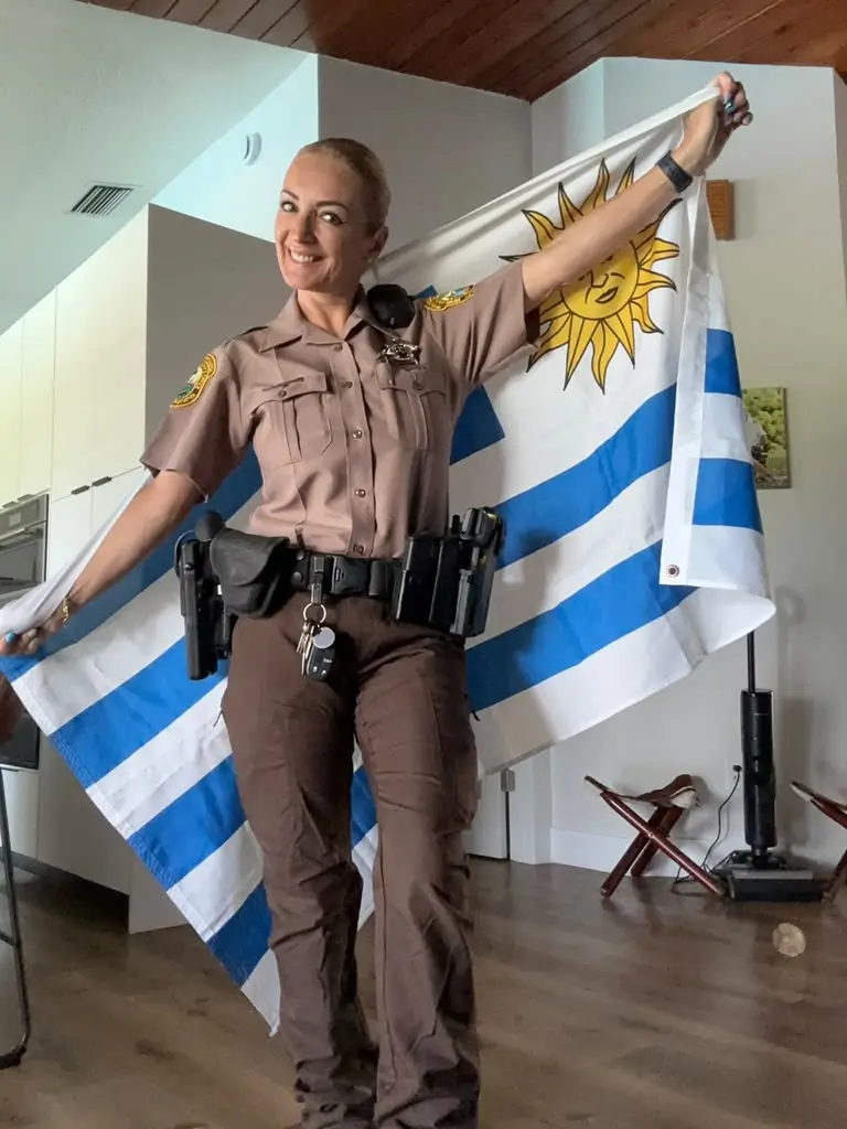 La sheriff uruguaya que se viralizó cantando NTVG en el Mundial sorprendió al contar su pasado en la TV