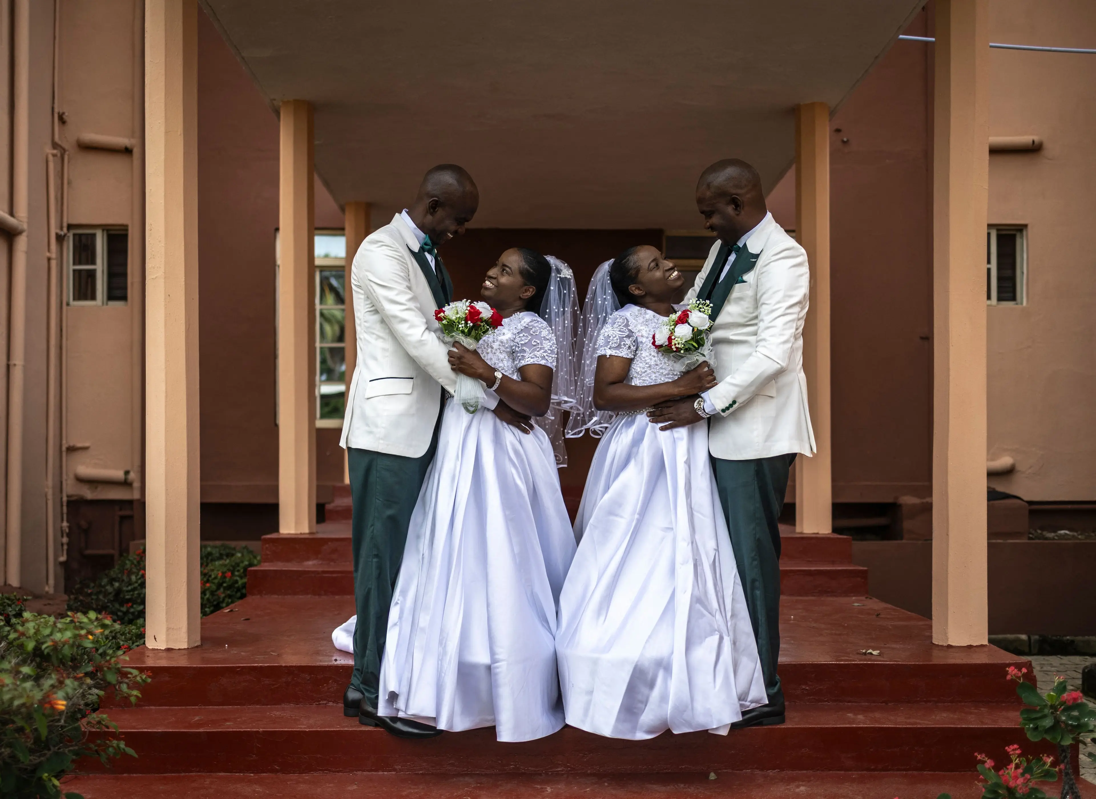 Dos hermanos gemelos se casaron con dos hermanas gemelas en una insólita ceremonia religiosa en Nigeria
