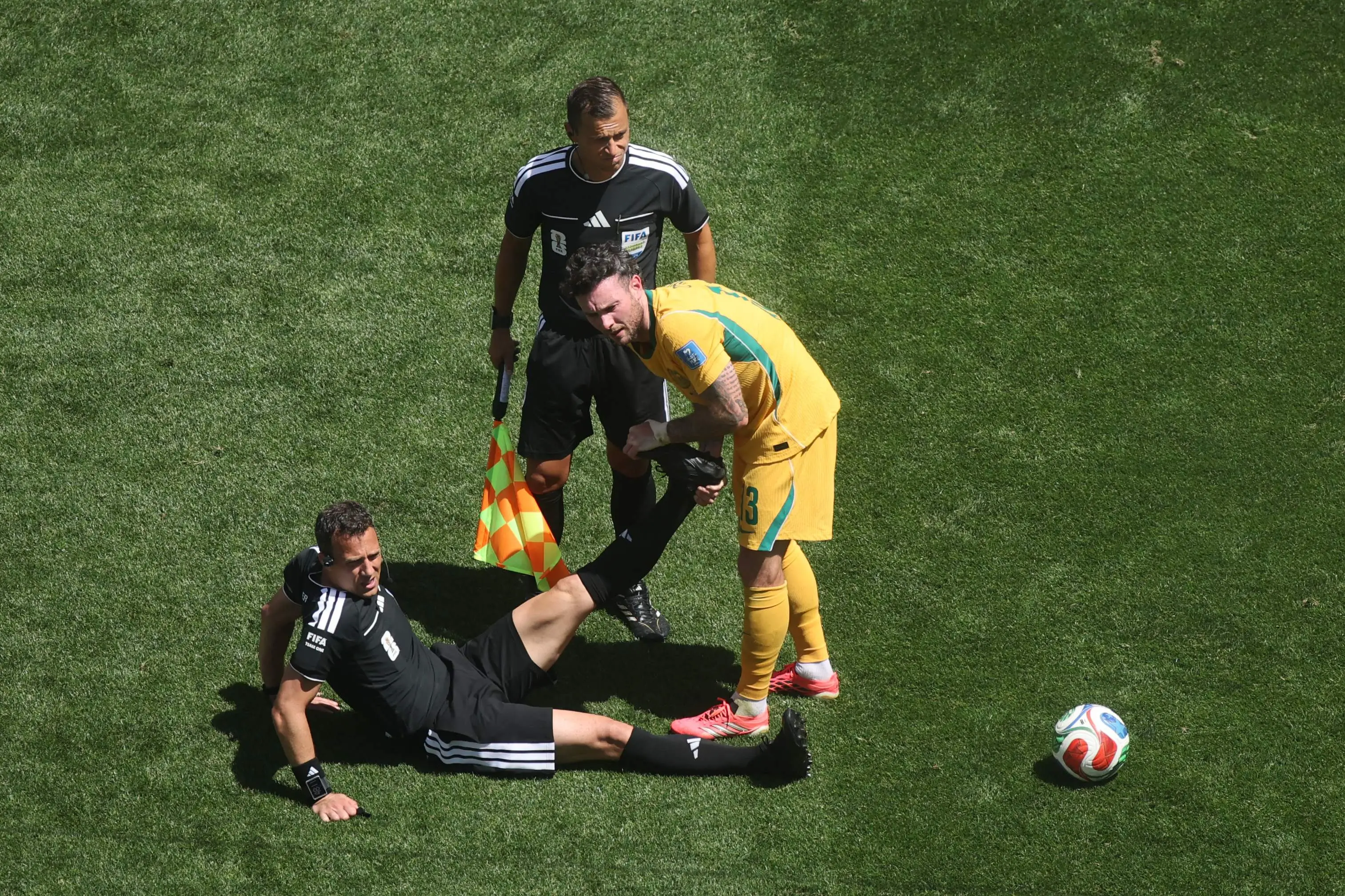El momento en el que árbitro de Estados Unidos vs. Australia se acalambró y estuvo cerca de pedir el cambio