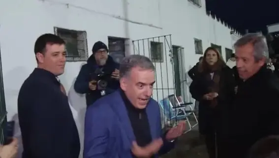 Yamandú Orsi sorprendió con el gesto viral "six-seven" que le pidió un niño en Lavalleja: mirá el video