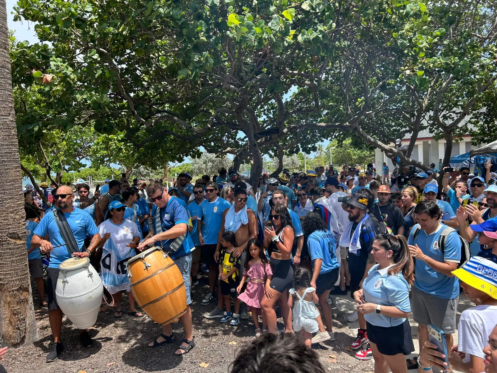 De tambores, parrillas y canciones como “cueste lo que cueste”: el banderazo de los hinchas uruguayos en Miami