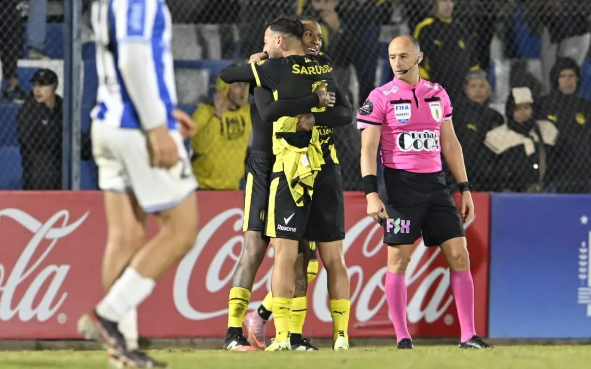 Diego Aguirre sin Matías Arezo: frente a Cerro tendrá que elegir entre Abel Hernández o Facundo Batista