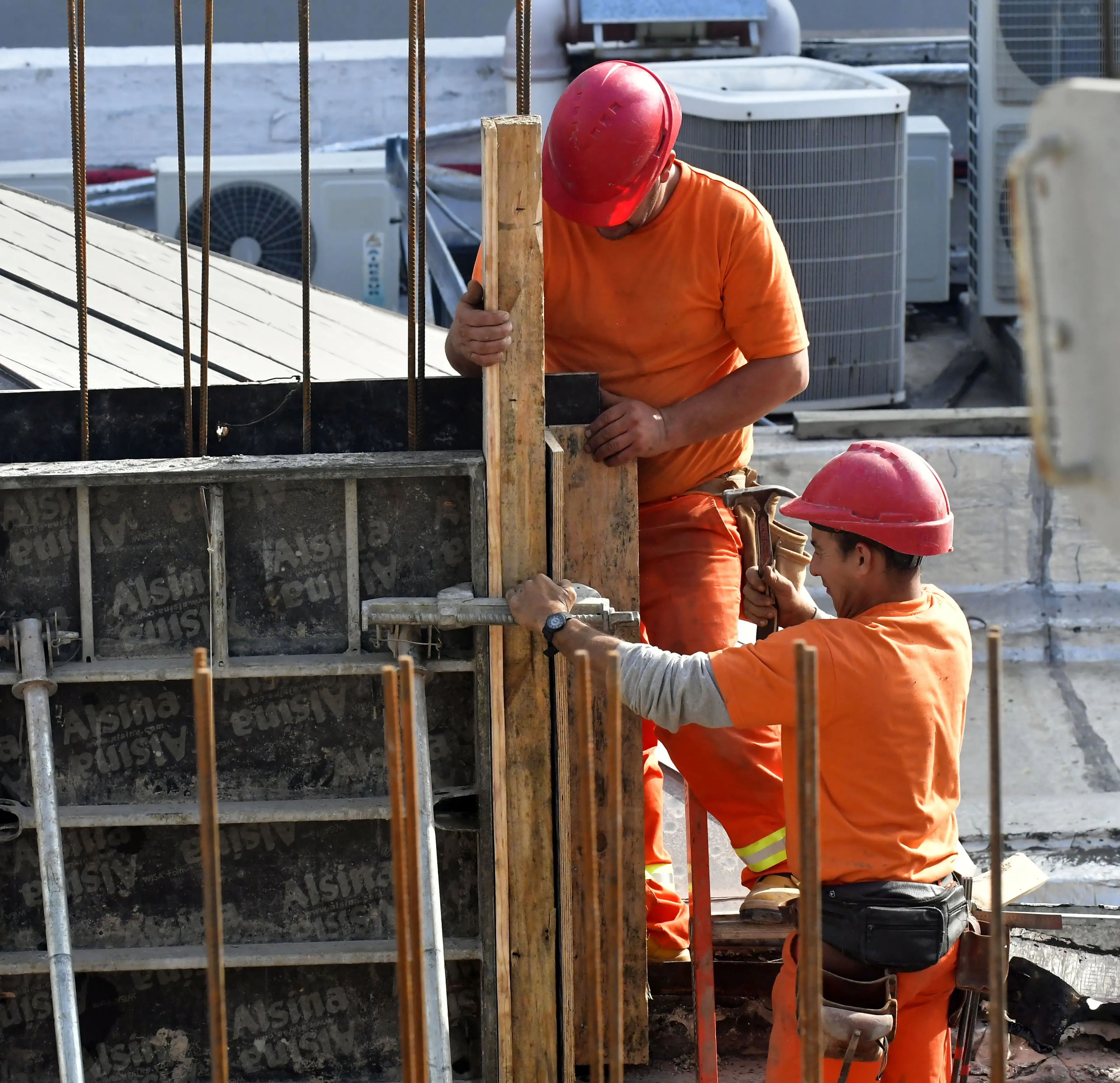 La actividad económica decreció 1,3% en abril en comparación con el mismo mes de 2025, según indicador del BCU