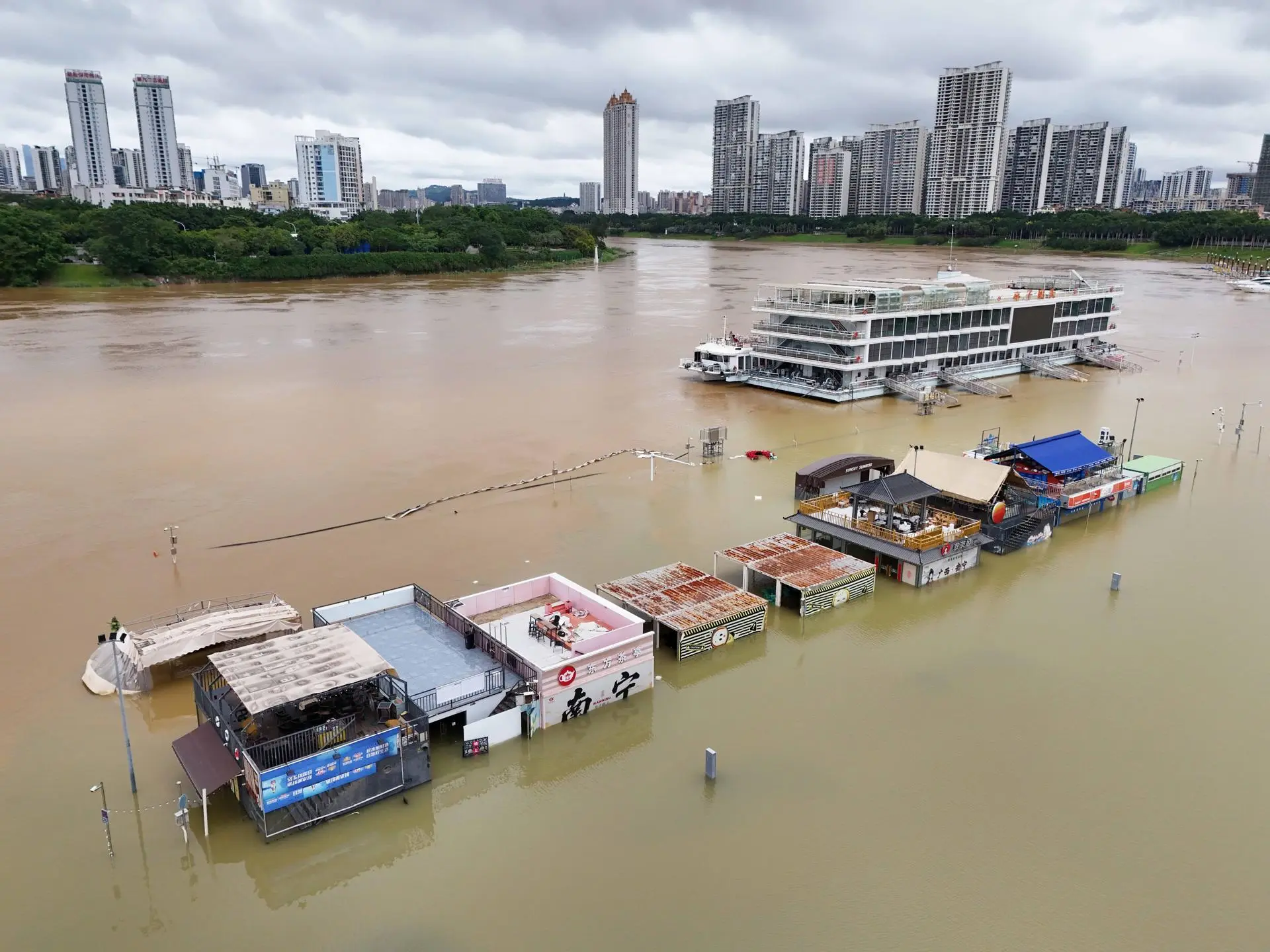 "Extremadamente repentino": fuertes tormentas y vendavales dejan barrios enteros bajo agua en China
