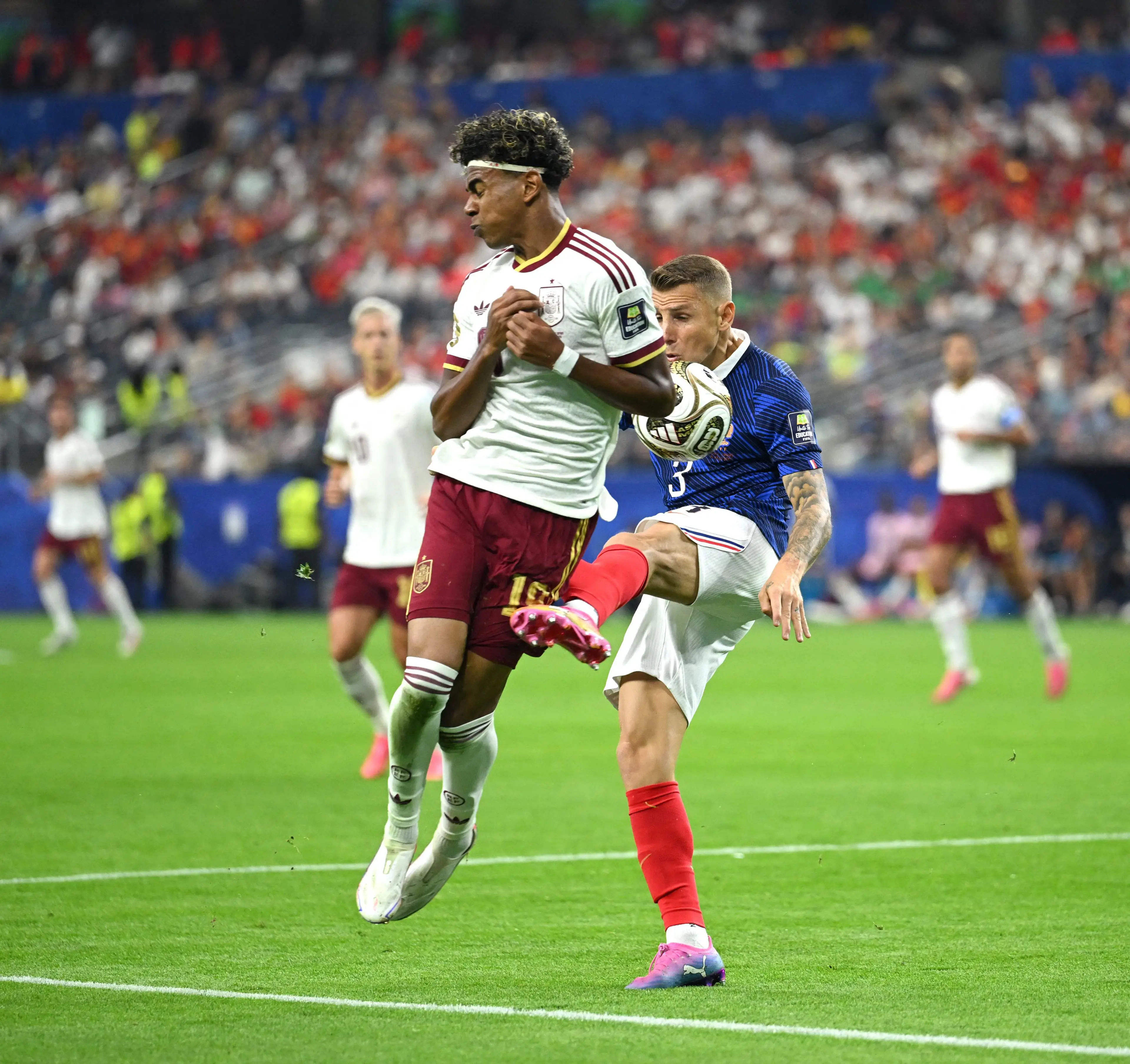 ¡De no creer! El insólito penal de Lucas Digne sobre Lamine Yamal para el 1-0 de España ante Francia