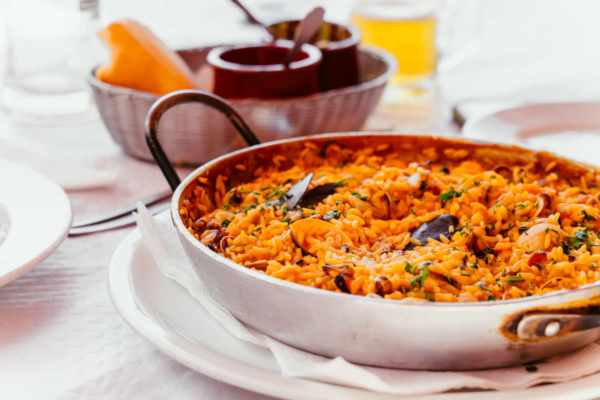 Receta de paella española: los 3 puntos clave para lograr la cocción y el socarrat perfectos, según experto