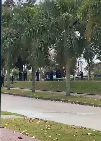 Encuentran el cuerpo de un hombre en una plaza de Punta Gorda: Policía investiga el caso