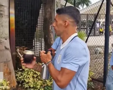 Así fue la llegada de Luis Suárez al debut de Uruguay: en familia y con la camiseta de un jugador en especial