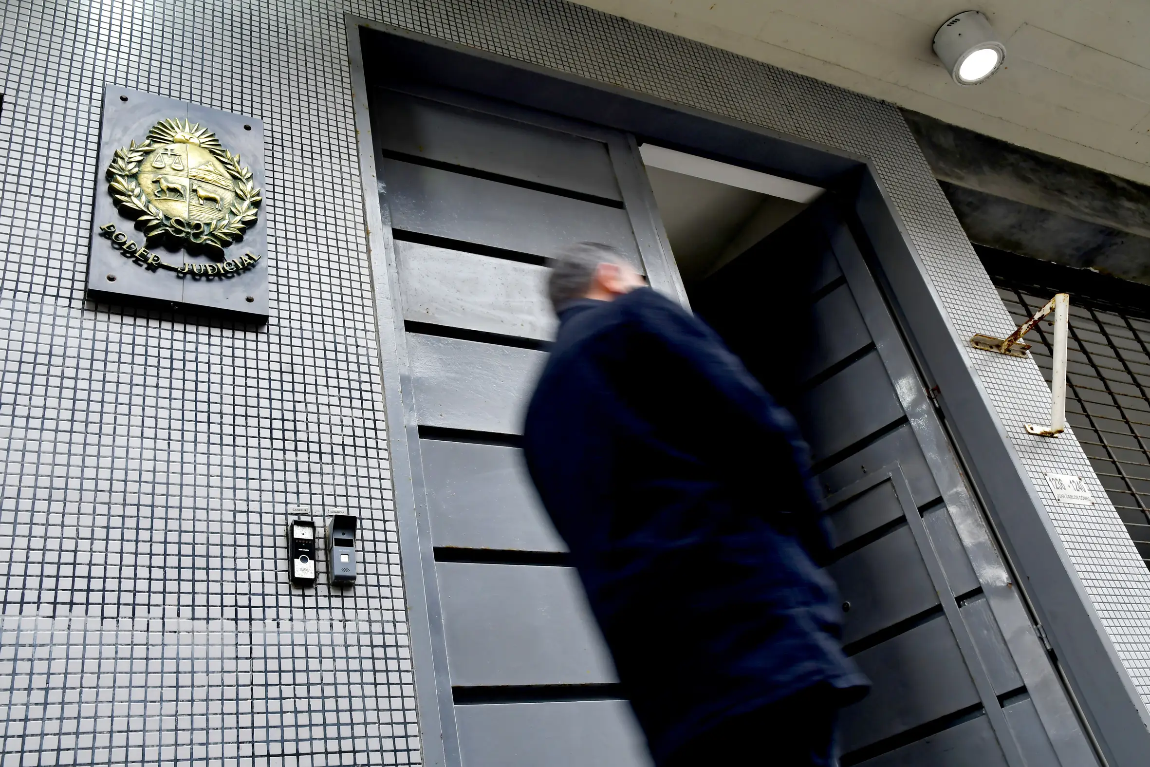 Juicio a mujer acusada de instigar a su novio a cometer violación: jueza descartó ese delito, pero la condenó por otros