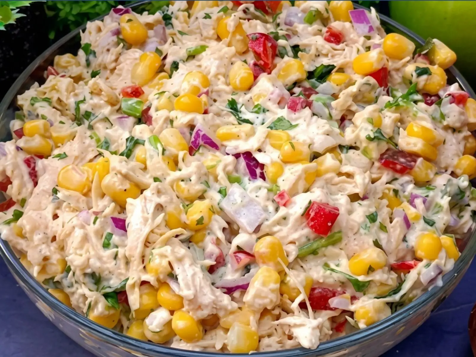 Cómo hacer una ensalada de pollo cremosa usando pocos ingredientes y una preparación de diez minutos