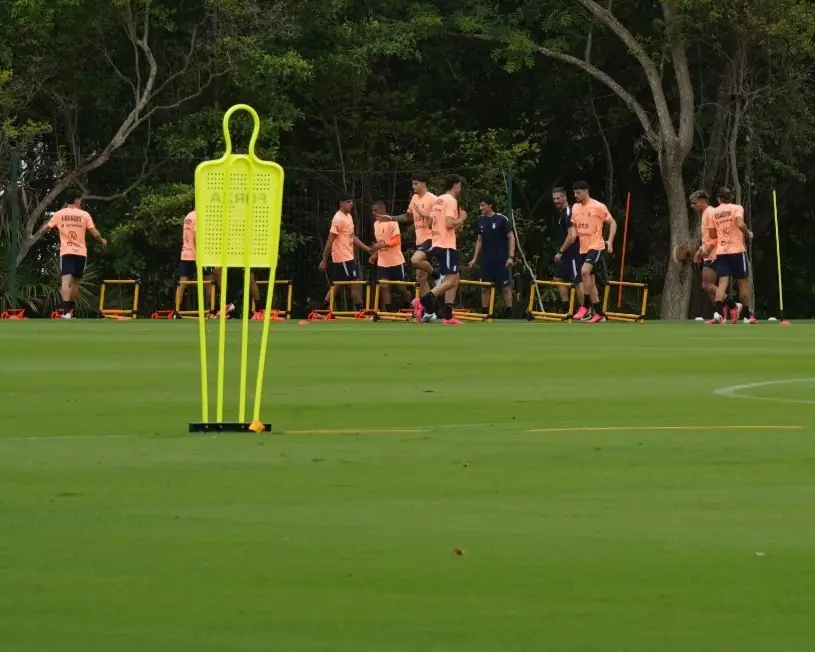 Las pistas que dio Bielsa para el debut de Uruguay, el sistema "inédito" que puede usar y las bajas confirmadas